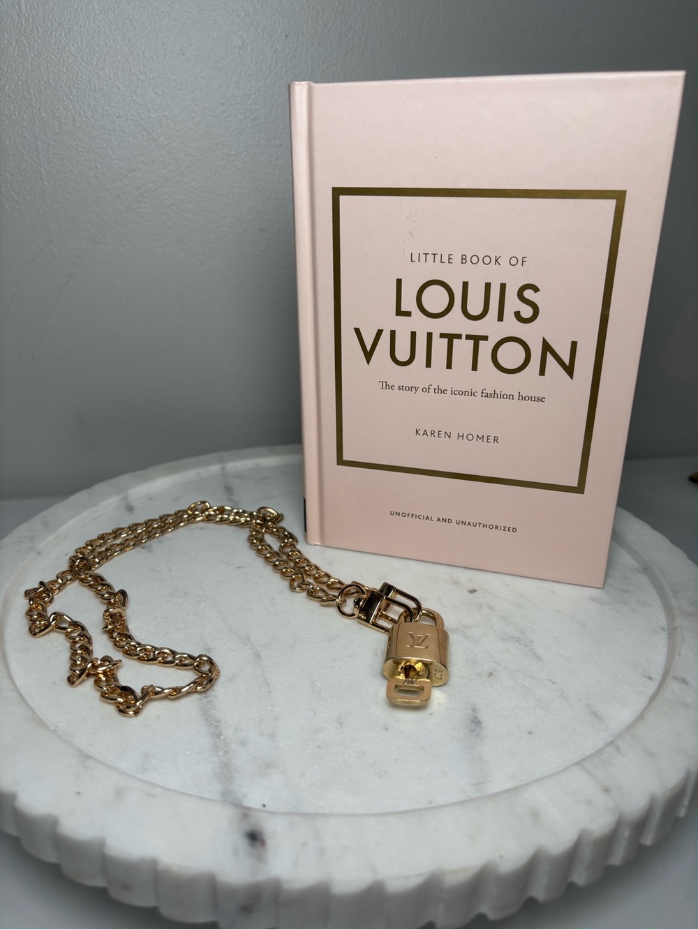 Louis Vuitton Lock & Key #307 and Little book of LV Necklace - Gold - Picture 2 of 4